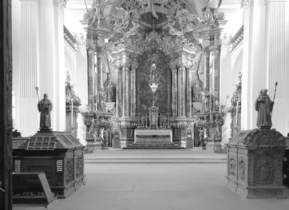 Orgelgehäuse und Grabmal des Klostergründers