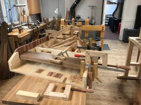 Aufleimen des Furniers der Innenseite aus Zwetschge