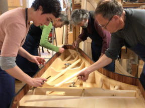 Auftragen von Knochenleim für das Verleimen des Resonanzbodens