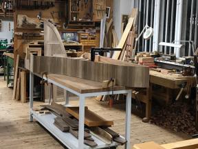 Die Furniertafeln sind auf dem Korpus mit Knochenleim verleimt