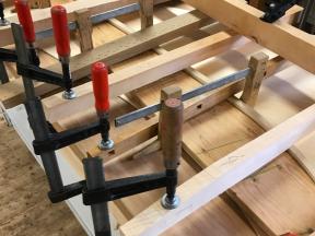 Aufleimen der Hauptrippe auf den Resonanzboden