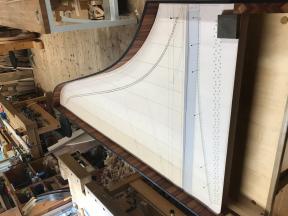 Plazieren der Stege auf Resonanzboden und Stimmstock