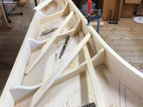 Einpassen der Rasten und Verstrebungen