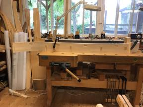 Zapfenlöcher in der Kurvenzarge für die Verstrebungen