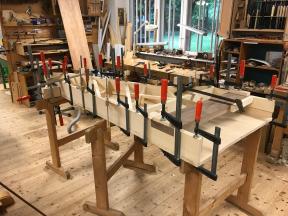 Verleimen der Zargen, Rasten und Stimmstock, wie traditionell üblich mit Knochenleim