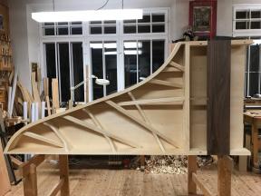 Zargen, Rasten, Streben, Stimmstock sind mit dem Unterboden mit Knochenleim verleimt