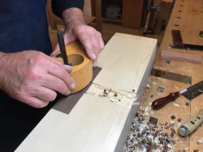 Einpassen der Klammer, die Stimmstock, Zarge und Unterboden verbindet