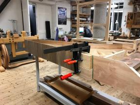 Aufleimen der Furniertafeln auf den Furnierträger aus Weidenholz