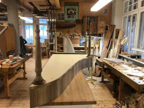 Anbringen der gedrechselten Füße