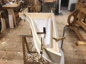 Die Kurven-Zarge wird verleimt und mit dem Dokumentationsplan abgeglichen