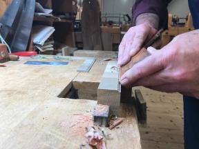 Vorbereiten der unteren Zierleiste mit Hohlkehlenhobel