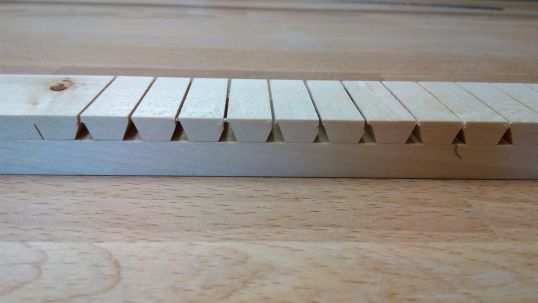An den Spitzen werden die Schlitze aufgesägt. Hier noch ein Probestück