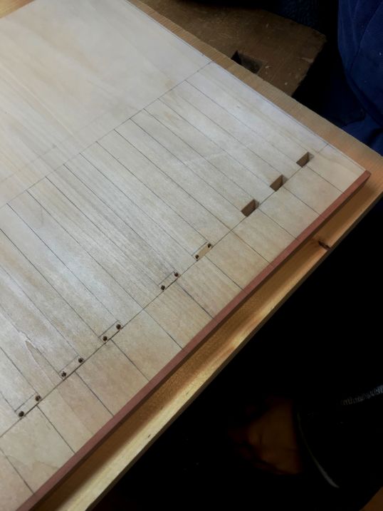 Auf der Unterseite der Klaviaturplatte werden die ersten Abstiche zur Trennung von Ober- und Untertaste gemacht