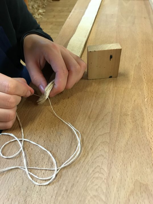 Für das Hinterdruckpolster werden zwei Schichten Tuch auf Papier aufgenäht