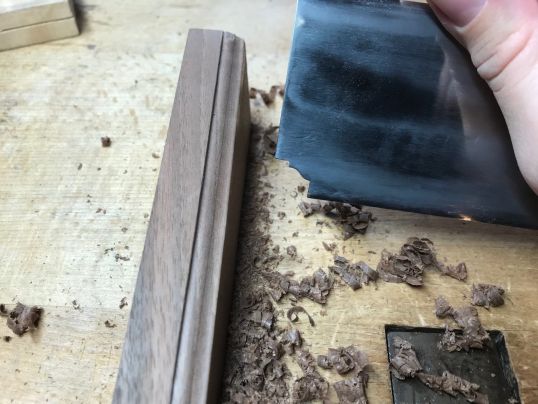 Mit der Ziehklinge wird an den Backen ein Profil angebracht