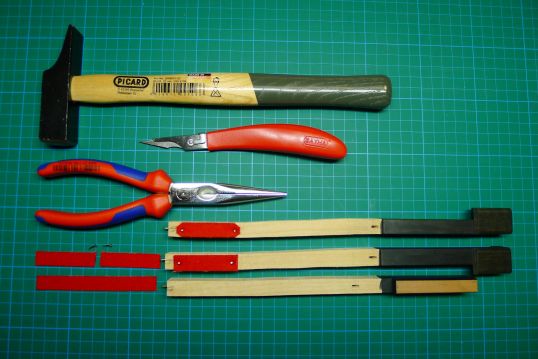 Auf dem Tastenende wird ein Polster für die aufstehenden Springer aufgenagelt