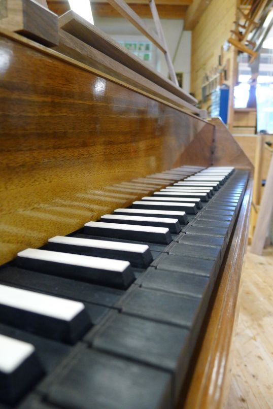 Klaviatur mit Schellack-poliertem Vorsatzbrett