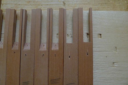 Bohrungen für die Feder