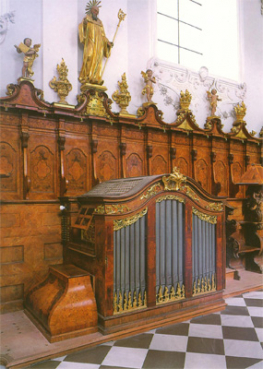 Stams, Chorgestühl mit Orgel