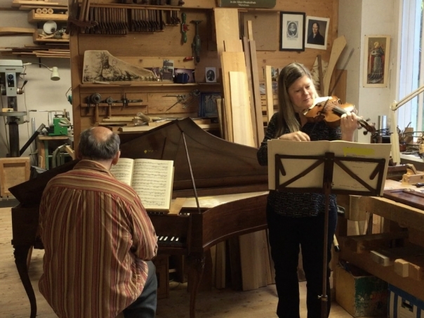 Querspinett mit Violinbegleitung in unserer Werkstatt / Similar situation in our workshop