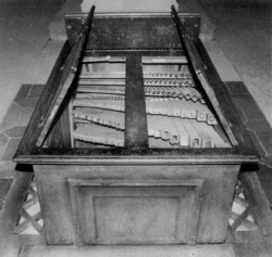 Choir organ with opened lids