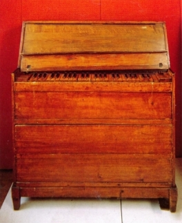 Livonian house organ inspired by a dutch slant desk model