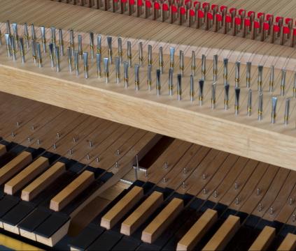 Mechanikdetails: besonders für Vater ist die Drehpunktführung der Tasten über Lagerung auf Schnüren (je eine für die Ober- und Untertasten), sowie die (im Bild oben) schmalen Springer.