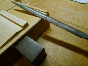 handbehauene Rundfeile zur Ausarbeitung der Rundung