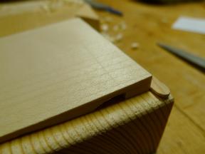 Auf der Rückseite wird eine Schräge bis zum Riss angearbeitet