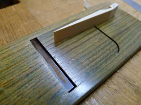 Auf Breite hobeln des Auslösers