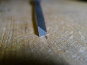 Speziell angeschliffenes Werkzeug im richtigen Winkel