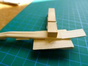 Aufleimen des Auslöserscharnier-Leders