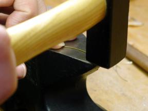 Zuerst wird der Draht am Ende plattgeschlagen