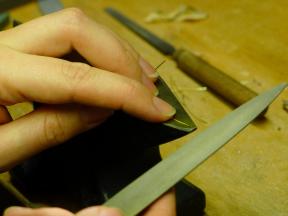 Anschließend wird die Fläche gefeilt und damit gut angespitzt