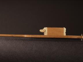 Ein Dämpfer des Originalinstrumentes mit sichtbaren Anrissen