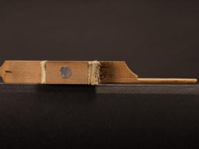 Ein Dämpfer des Originalinstrumentes mit sichtbaren Anrissen