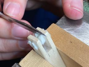 Wenn der Leim vollständig getrocknet ist kann der Filz beschnitten werden