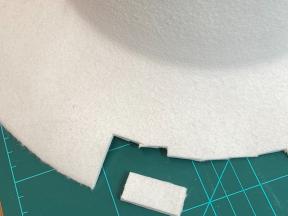 Der verwendete Hasenfilz wird aus einem Hutstumpen ausgeschnitten