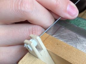 Noch im feuchten Zustand wird eine Achse durchgestochen