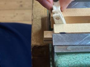 Filz durch Bohrungen der Hammerkapsel ziehen