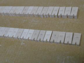 Hammerköpfe vom Bass zum Diskant mit Schlitz für den Hammerstiel