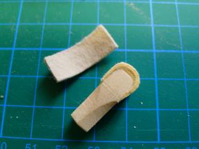 Zwei Schichten Leder werden mit einer Nutzschicht aus Hasenfilz abgedeckt