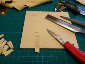 Der Lederstreifen und das benötigte Werkzeug