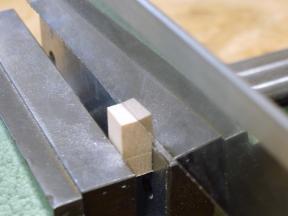 Einsägen des Schlitzes für den Hammerstiel