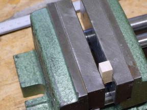 Einspannen des Hammerkopfes zur weiteren Bearbeitung