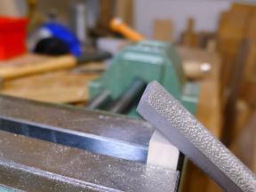 Abrunden der Hammerkopfoberseite mit der handbehauenen Feile