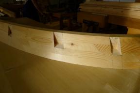 Die Aussparungen in der Hohlwandraste für die Streben .