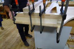 Verleimen des Klaviaturraumrahmens auf dem Unterboden