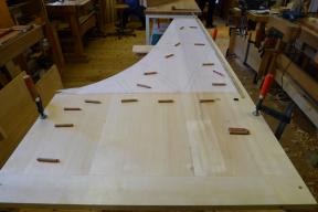 Verdübeln des Rastens von der Unterseite des Unterbodens