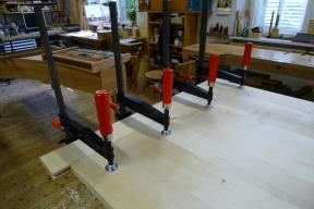 Verleimen der Hirnholzleiste am Unterboden